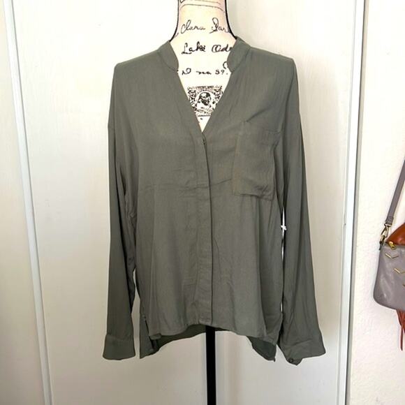 NWT! Young Fabulous & Broke Army Green Button Down Blouse Size Medium - Picture 1 of 8